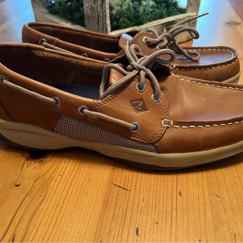 Gently used Sperry Topsider size 9